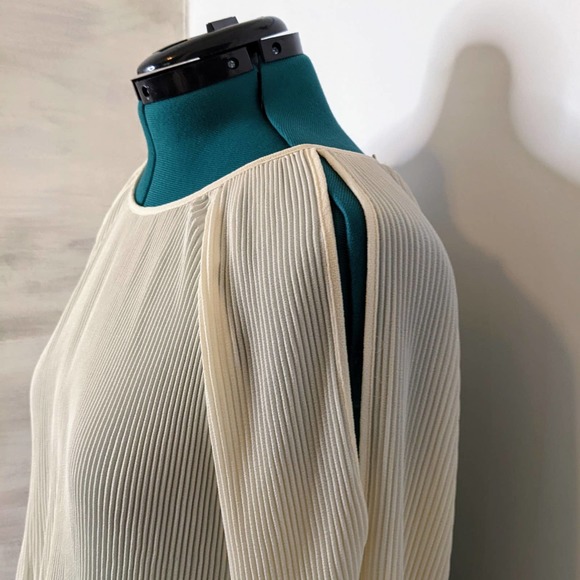 Entro Cream Cold Shoulder Long Sleeves Loose Fit Lightweight Blouse Size M NWT - Picture 4 of 7